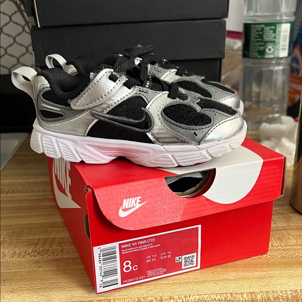 Nike V5 RNR toddler Black and Silver Sneakers